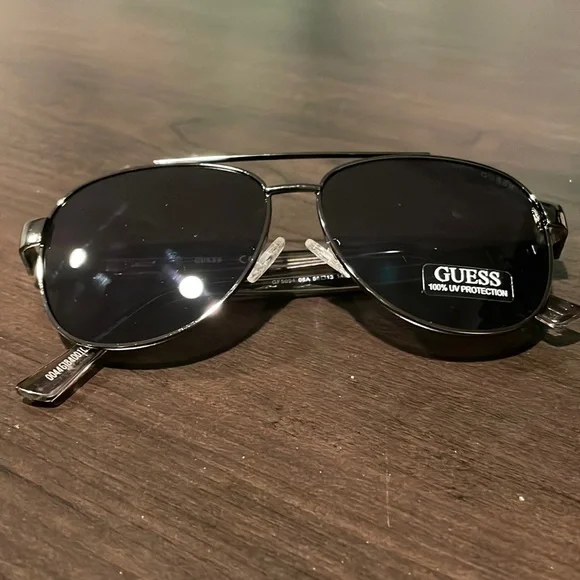 NWOT Guess Sunglasses Guess | Accessories | Nwot Guess Sunglasses With Case | Poshmark main image 3